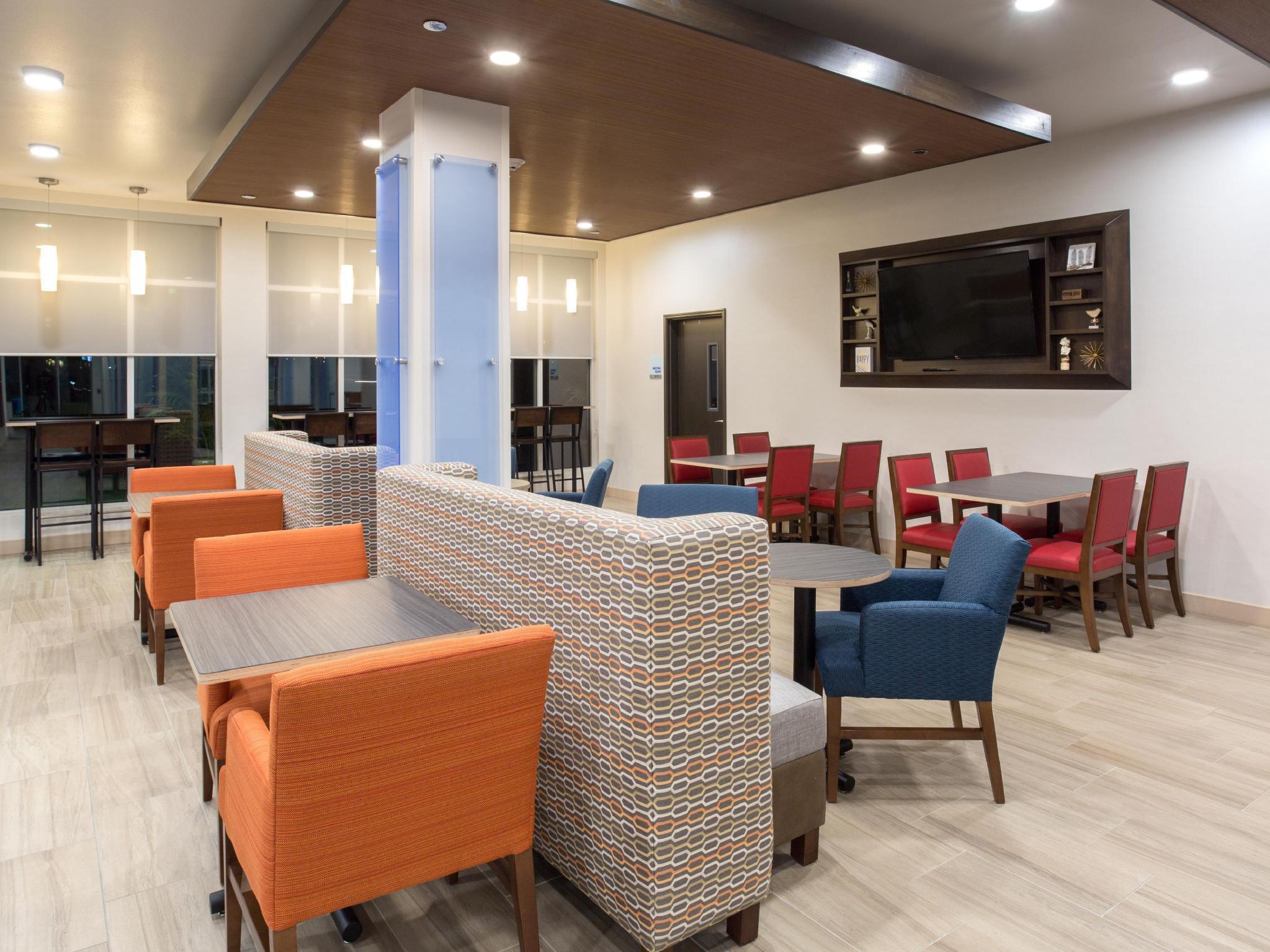 Holiday Inn Express & Suites Lincoln I - 80 By Ihg Exterior foto